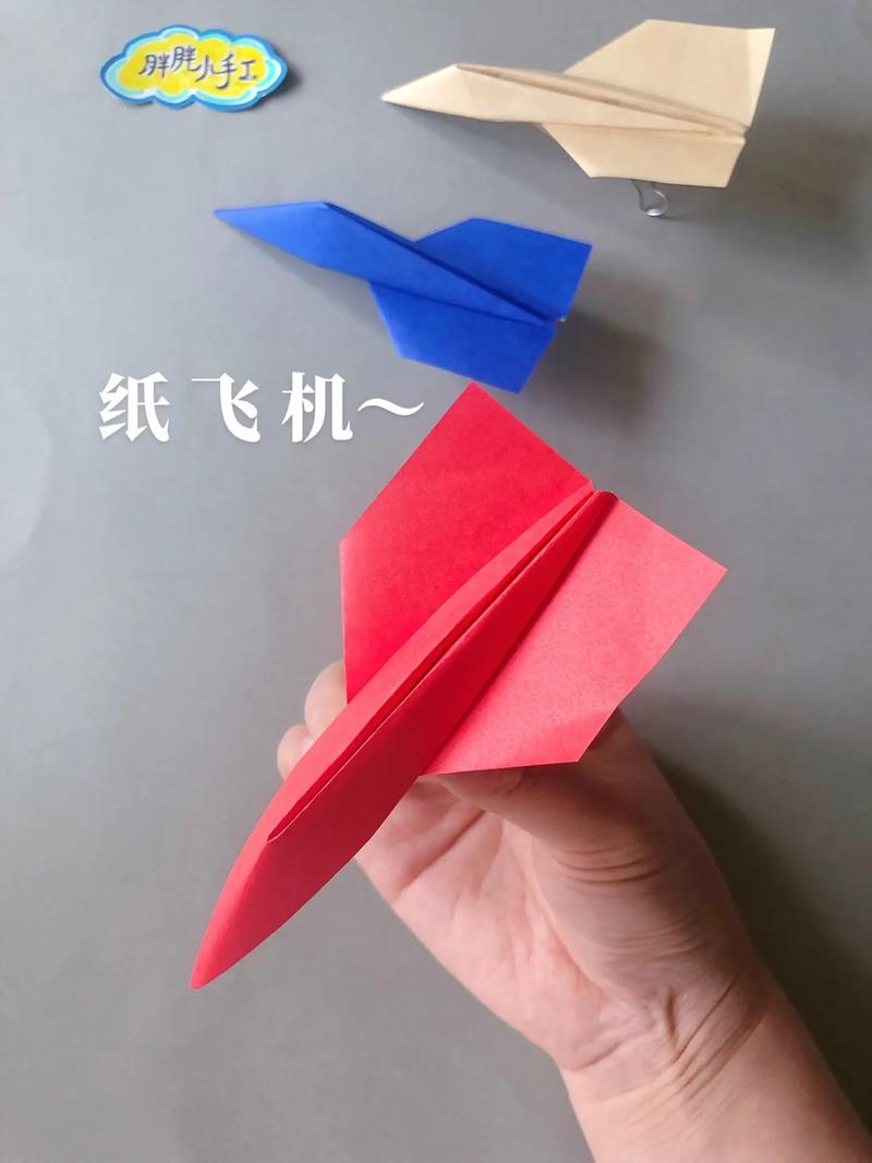 正方形纸飞机的折叠方法图片,用正方形纸折的飞机非常好也非常简单