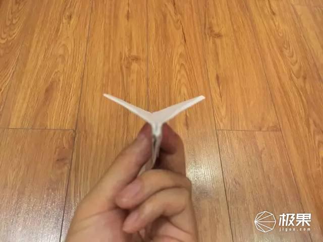 [纸飞机飞出去的视频]纸飞机飞出去的视频怎么做
