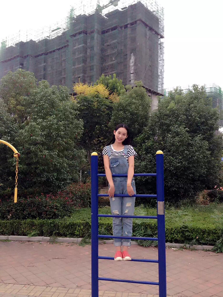 梯子靠在吊线时顶端要高出多少米,当梯子搭靠在吊线上时梯子上端至少高出吊线多少